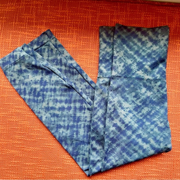 Spanx Look at Me Now Seamless Leggings In Indigo Watercolor Tie Dye Size M EUC - Picture 8 of 9